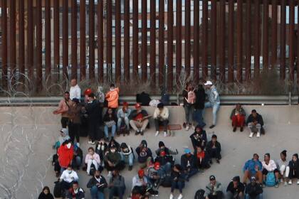 Una multitud de migrantes se reúne a orillas del río Bravo (Grande) el martes 20 de diciembre de 2022, frente al muro fronterizo en El Paso, Texas, visto desde Ciudad Juárez, México