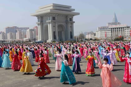 Una multitud de mujeres bailan cerca del Arco del Triunfo en el Día del Sol, el aniversario del nacimiento del fallecido líder norcoreano Kim Il Sung, en Pyongyang