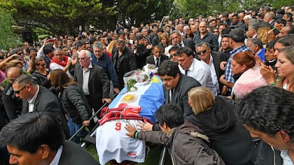 Una multitud despidió los restos del gobernador de Chubut