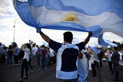 Una multitud durante el banderazo en Avellaneda, Santa Fe