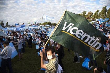 Un hombre con la bandera de Vicentin, durante la manifestación en Avellaneda, Santa Fe