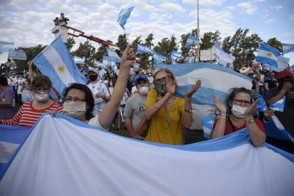 Aplausos y banderas durante la marcha en Avellaneda, Santa Fe