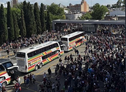 Una multitud en el playón del estadio de Lanús en la caravana rumbo a Asunción, donde el Granate jugará la final de la Copa Libertadores