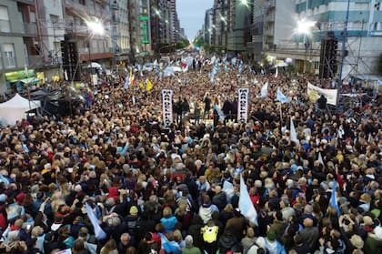 Una multitud en la marcha del Sí se puede de Macri y Vidal en Mar del Plata
