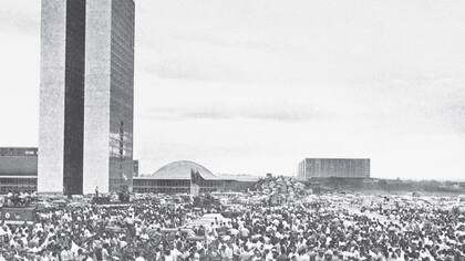 Una multitud en la Plaza de los Tres Poderes espera la inauguración de Brasilia en 1960. La capital simboliza las aspiraciones de grandeza del país y las realidades que han truncado su progreso