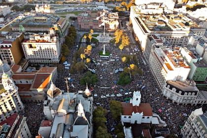 Una multitud en la Plaza de Mayo y alrededores