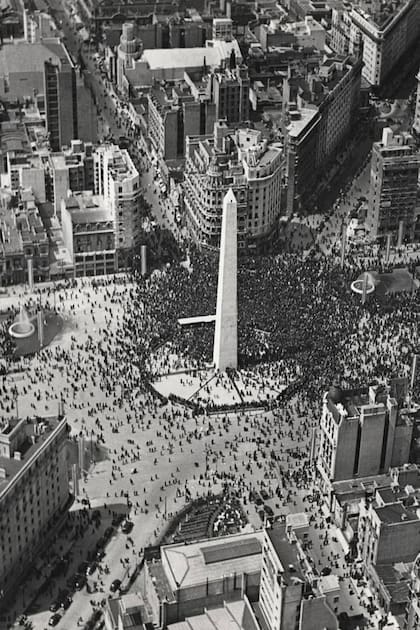 Una multitud estuvo el 12 de octubre de 1937 en la inauguración de la avenida 9 de Julio