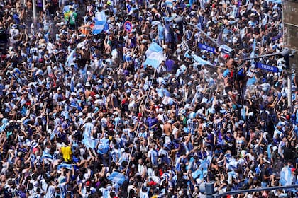 Una multitud festeja en las calles de Buenos Aires
