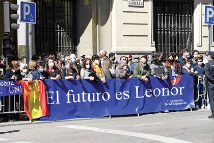 Una multitud la recibió en
su primer acto oficial sin los Reyes, con pancartas
en las que expresaban su apoyo a la princesa de
Asturias