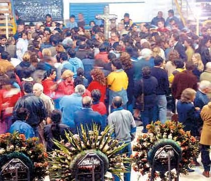 Una multitud lloró a las víctimas mortales de la masacre de Carmen de Patagones el día del velatorio