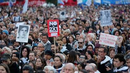 Una multitud marchó a Plaza de Mayo en contra del beneficio del 2x1 para los militares condenados por delitos de lesa humanidad