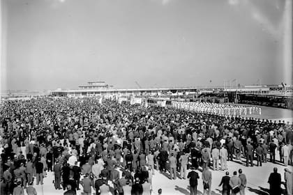 Una multitud presenció la inauguración del aeropuerto y el discurso del presidente Juan Domingo Perón