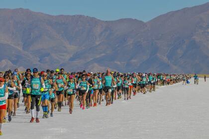 Una multitud que corre por las Salinas Grandes