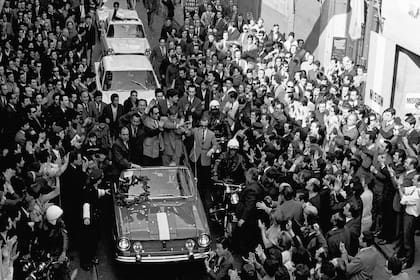 Una multitud recibe a los héroes de Nürburgring en las calles de Buenos Aires el 27 de agosto de 1969