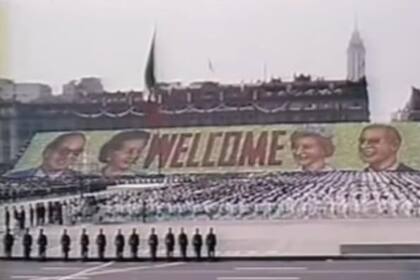 Una multitud recibió a la monarca en México (Foto: (Foto: Captura de video de la transmisión de Televisa)