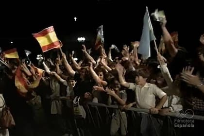 Una multitud recibió a los reyes de España en la Plaza de Mayo en su visita a Buenos Aires en noviembre de 1978