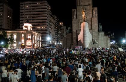 Una multitud reclamó seguridad y justicia en el Monumento a la Bandera