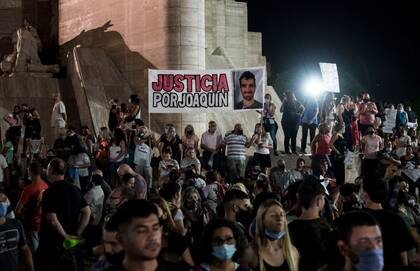 Una multitud reclamó seguridad y justicia en el Monumento a la Bandera