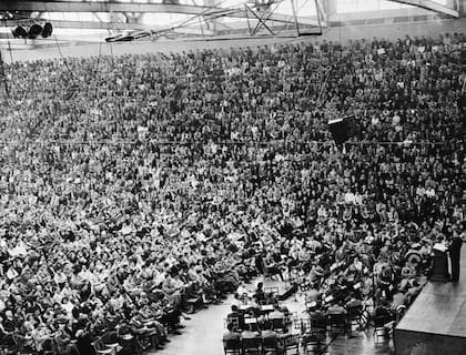 "Una multitud récord llenó el gimnasio de hombres de la Universidad de California para escuchar al Dr. Alfred C. Kinsey hablar sobre la vida amorosa de las mujeres", pie de foto original