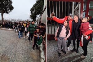 Una multitud se acercó al predio de River en Ezeiza para despedir a Julián Álvarez, que emigrará a Manchester City después de actuar este miércoles ante Vélez, por la Copa Libertadores