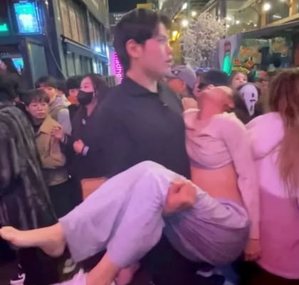 Una multitud se amontonó en una calle estrecha durante los festejos en el barrio de Itaewon.