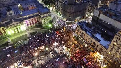 Una multitud se congregó frente al Congreso para reeditar el reclamo del año pasado por las mujeres violentadas, golpeadas, abusadas y amenazadas