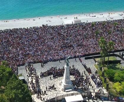 Una multitud se congregó para hacer un minuto de silencio, ayer, en Niza