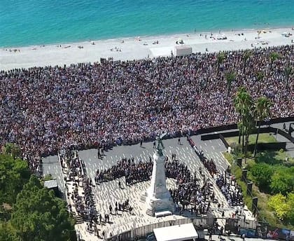 Una multitud se congregó para hacer un minuto de silencio, ayer, en Niza