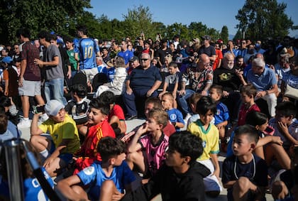 Una multitud se congregó para ver el trofeo de la Copa Mundial de la FIFA en el Centro Cultural Italiano en Vancouver, en agosto de 2025