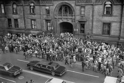 Una multitud se reúne frente al Dakota un día después del asesinato de John Lennon