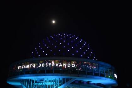 Una multitud se reunió en el planetario