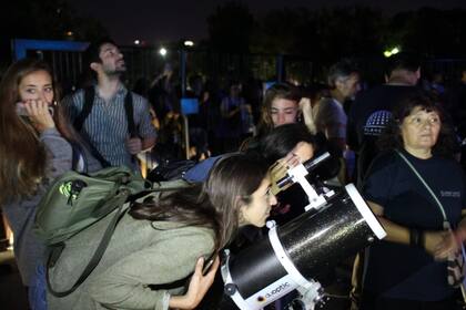 Una multitud se reunió en el planetario
