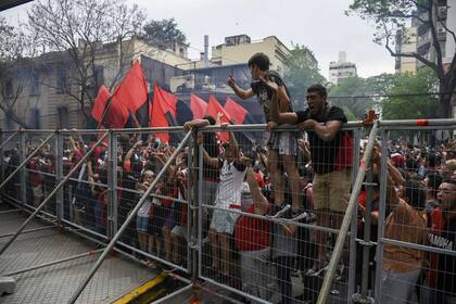 Una multitud sigue los pasos de Maradona en Rosario