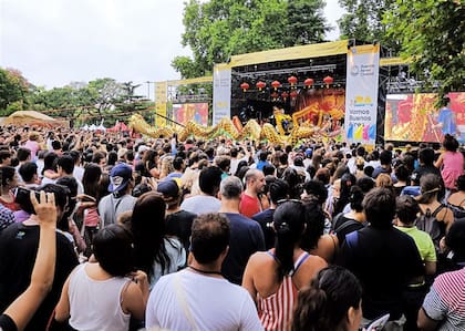 Una multitud siguió los espectáculos en la plaza Parques Nacionales