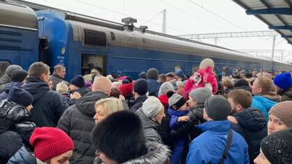 Una multitud tratando de escapar en la estación de Dnipró