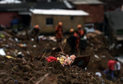 Una muñeca yace entre los escombros mientras los miembros del equipo de rescate de los servicios de bomberos buscan supervivientes tras un corrimiento de tierras en Petrópolis, Brasil, el 16 de febrero de 2022.