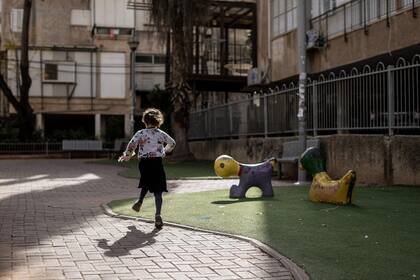 Una nena juega en el Centro para la Niñez y la Familia, fundado por Chaim Walder, en Bnei Brak