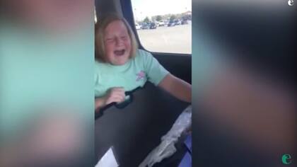 Una nena llora de emoción al recibir una escopeta