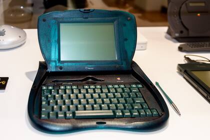 Una Newton eMate 300; Apple la puso en venta en 1997