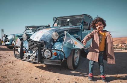 Una niña argelina con la bandera argentina.
