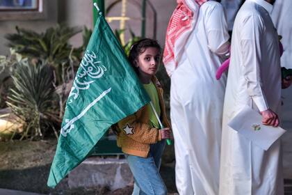 Una niña con la bandera de Arabia Saudita, tras el triunfo sobre la Argentina