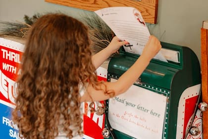 Una niña deja su carta para Santa en el pueblo Santa Claus, de Indiana