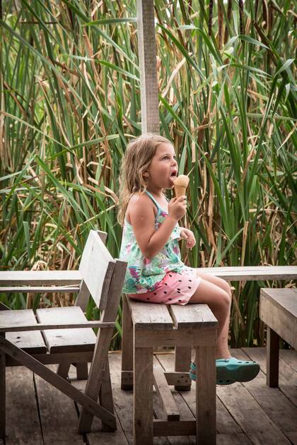 Una niña disfruta un helado en Punto G, heladería artesanal de Valizas