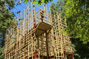 Una niña en "El Atajo" de José Luis Landet, una obra para escalar en el Museo Campo de Cañuelas