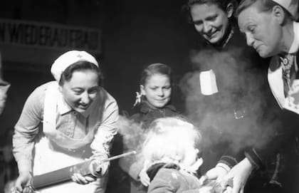 Una niña es rociada con DDT en Alemania en 1945 como parte de un programa para eliminar piojos, uno de los insectos que puede transmitir tifus