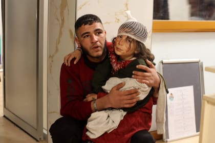 Una niña herida espera ser atendida en un hospital tras un terremoto en la ciudad fronteriza de Azaz, en el norte de la provincia de Alepo, Siria
