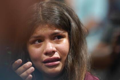 Una niña llora a las víctimas del tiroteo en Texas (Photo by allison dinner / AFP)