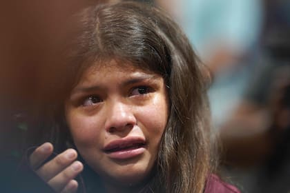 Una niña llora durante una vigilia por las víctimas del tiroteo masivo en la Escuela Primaria Robb en Uvalde, Texas, el 25 de mayo de 2022.