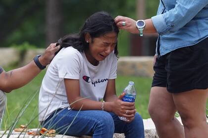 Una niña llora luego del tiroteo en la escuela de Uvalde, Texas (Photo by allison dinner / AFP)