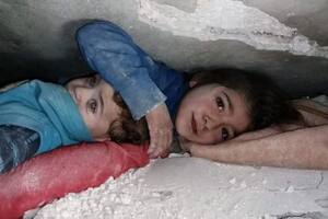 Una niña protegió a su hermano durante 36 horas hasta que fueron rescatados después del terremoto en Siria (Foto vía twitter: @ayhamalghzaly)